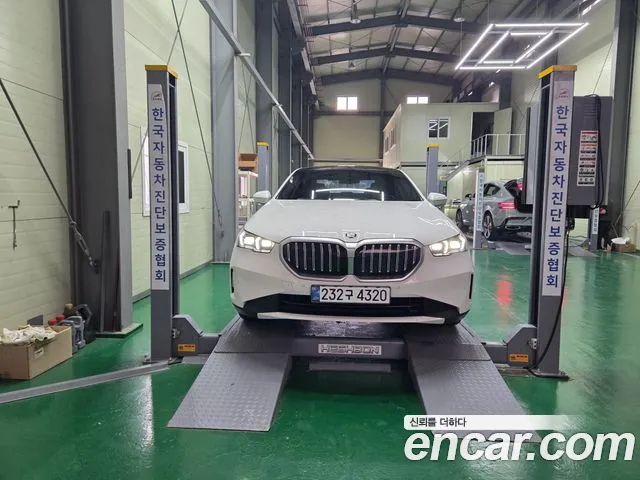 BMW 5 Series G60 — Фото автомобиля 19