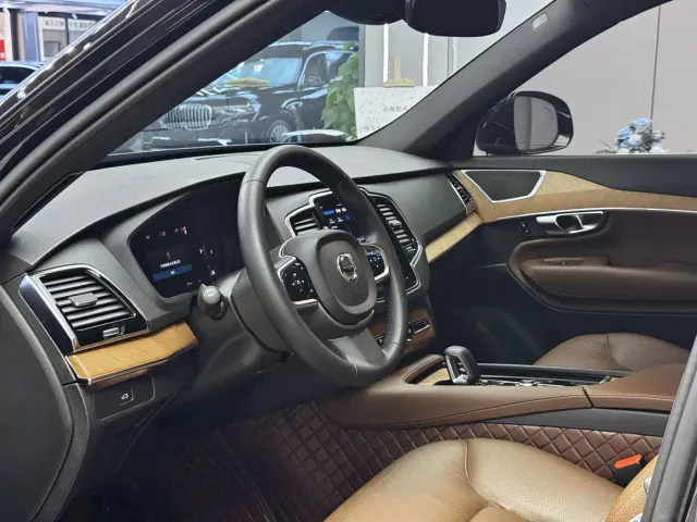 Volvo XC90 — Фото автомобиля 5