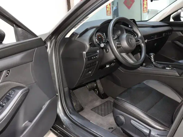 Mazda Axela — Фото автомобиля 9