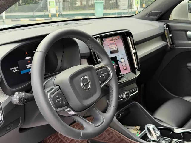 Volvo XC40 — Фото автомобиля 7