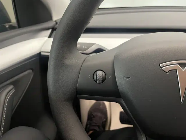 Tesla Model Y — Фото автомобиля 20