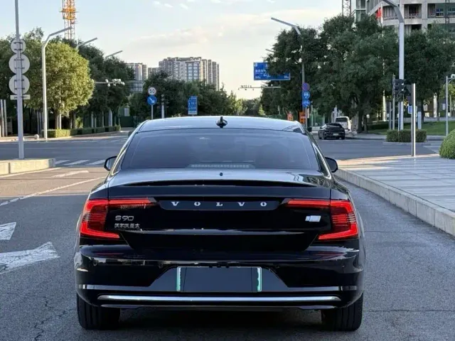 Volvo S90 — Фото автомобиля 6
