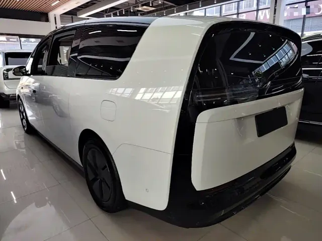 Li Auto MEGA — Фото автомобиля 4