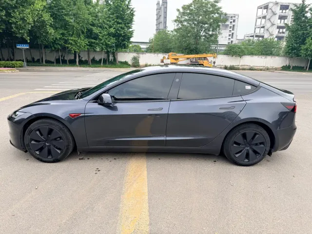 Tesla Model 3 — Фото автомобиля 4