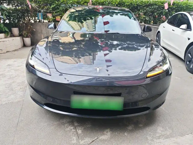Tesla Model 3 — Фото автомобиля 2