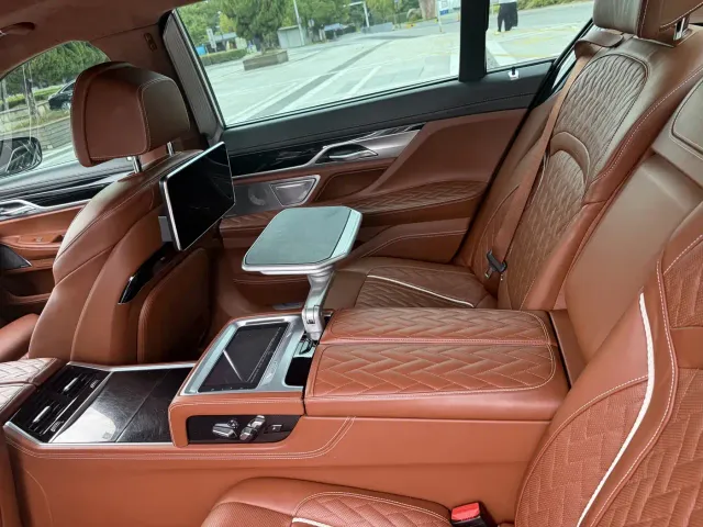 BMW 7 Series — Фото автомобиля 8