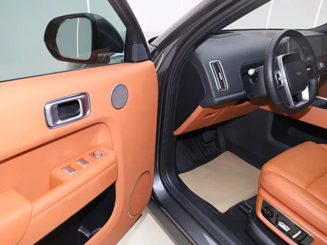 Li Auto L8 — Фото автомобиля 7