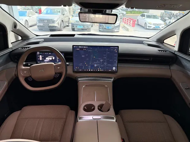 Xpeng X9 — Фото автомобиля 6