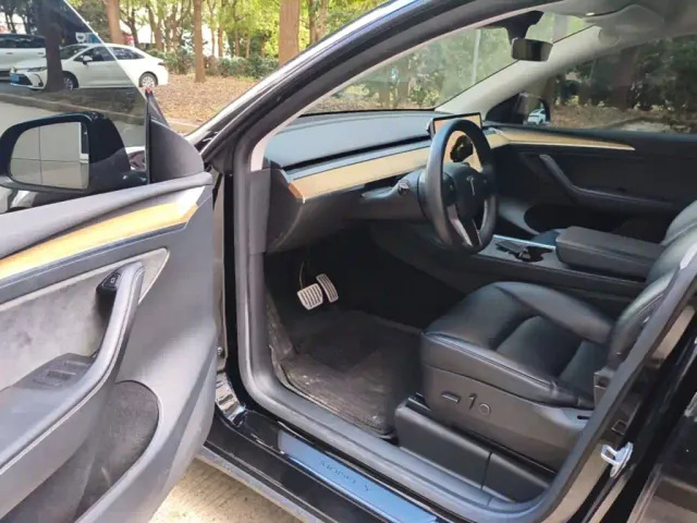 Tesla Model Y — Фото автомобиля 15