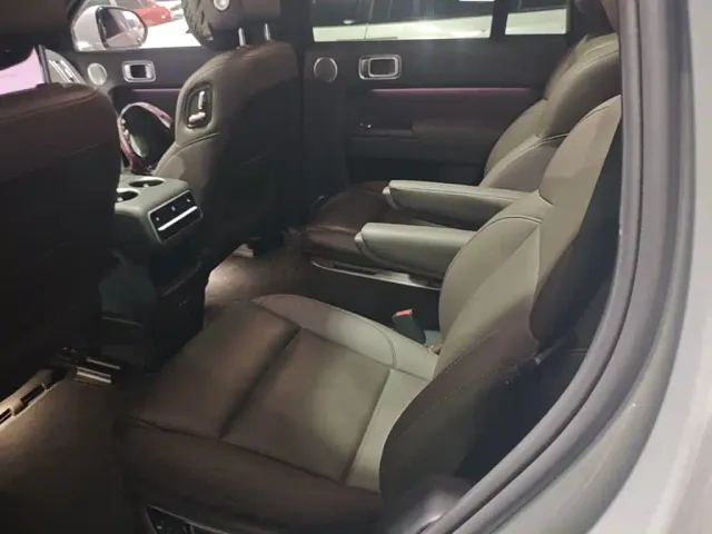 Li Auto L8 — Фото автомобиля 16