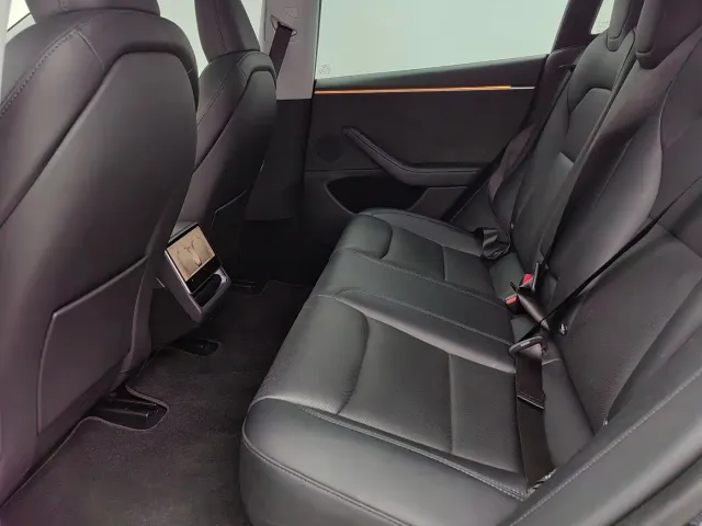 Tesla Model 3 — Фото автомобиля 5