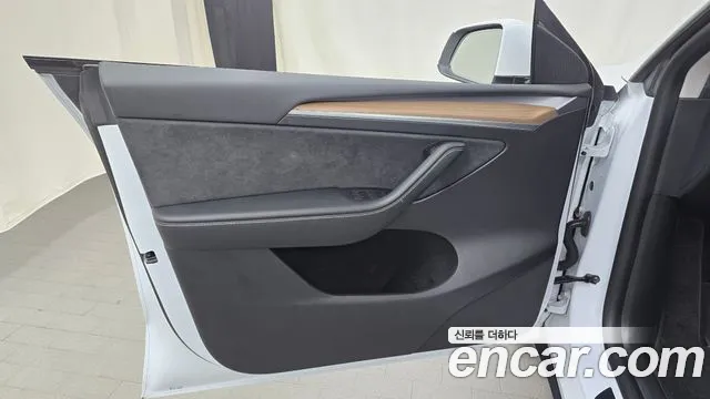 Tesla Model Y — Фото автомобиля 13