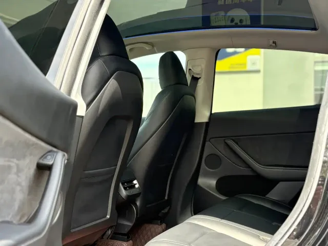 Tesla Model Y — Фото автомобиля 12
