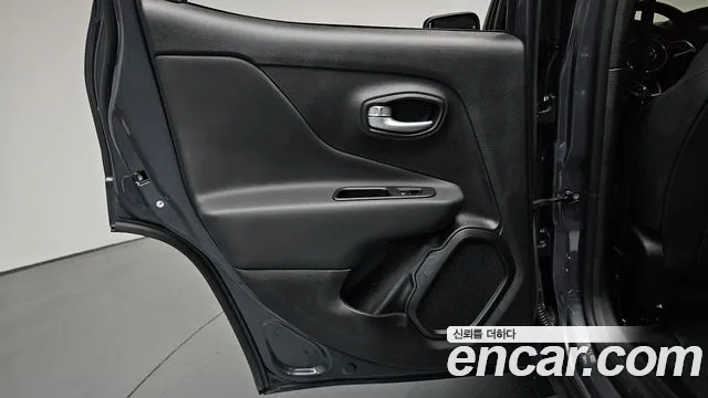 Jeep Renegade — Фото автомобиля 19