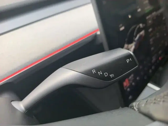 Tesla Model Y — Фото автомобиля 13