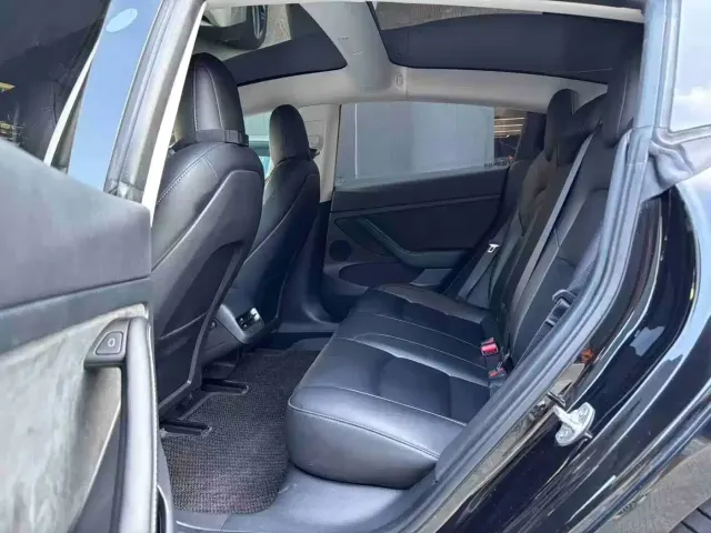 Tesla Model 3 — Фото автомобиля 4