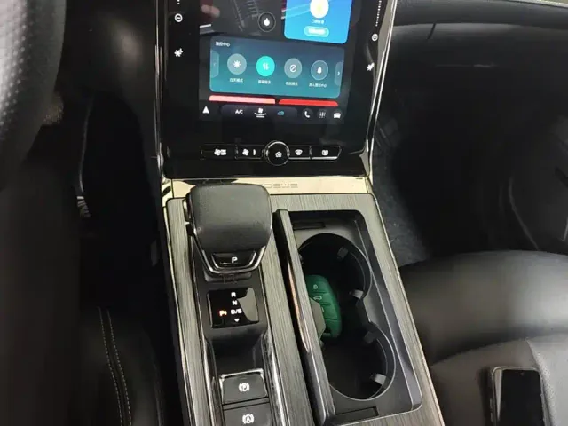 Roewe RX5 — Фото автомобиля 13