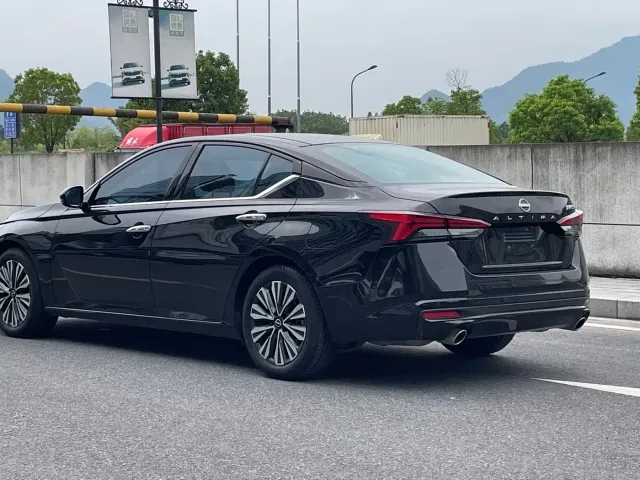 Nissan Teana — Фото автомобиля 3