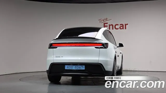 Tesla Model Y — Фото автомобиля 4
