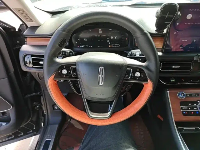 Lincoln Aviator — Фото автомобиля 10