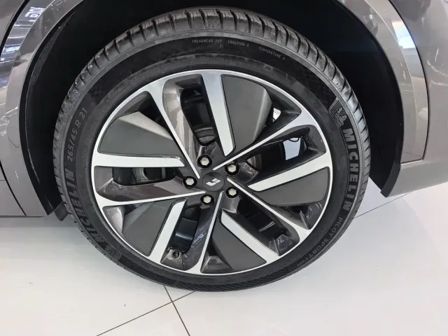 Li Auto L9 — Фото автомобиля 20