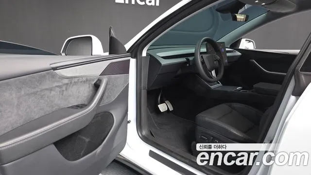 Tesla Model Y — Фото автомобиля 4