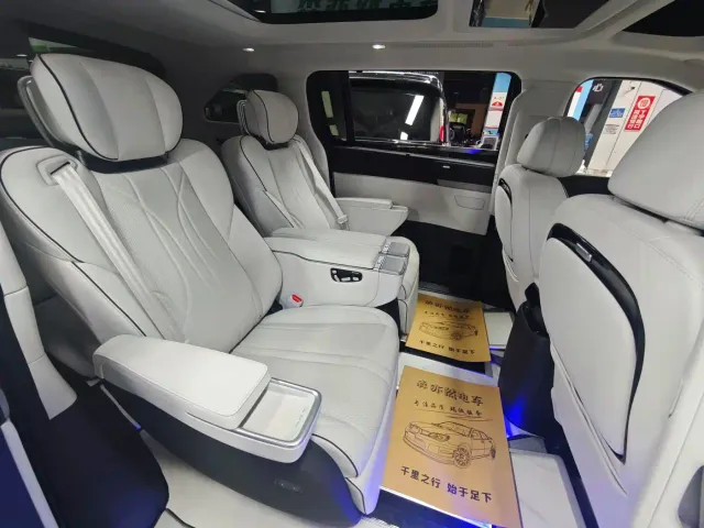 Xpeng X9 — Фото автомобиля 16