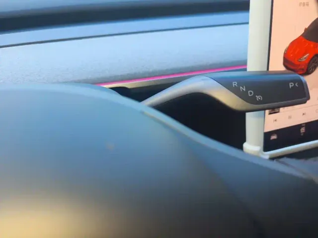 Tesla Model Y — Фото автомобиля 13
