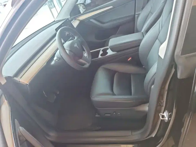Tesla Model Y — Фото автомобиля 14