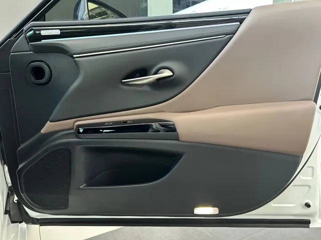 Lexus ES — Фото автомобиля 17