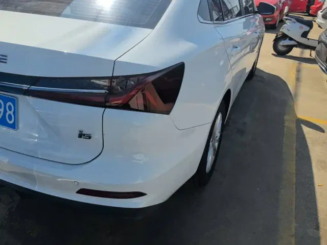 Roewe i5 — Фото автомобиля 7