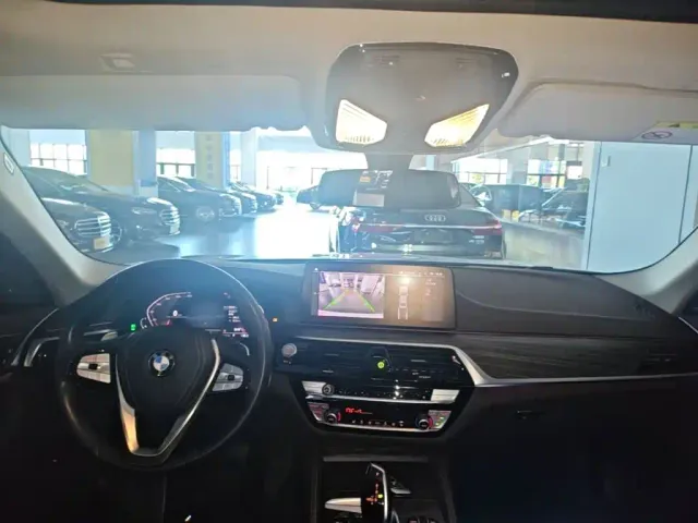 BMW 5 Series — Фото автомобиля 9