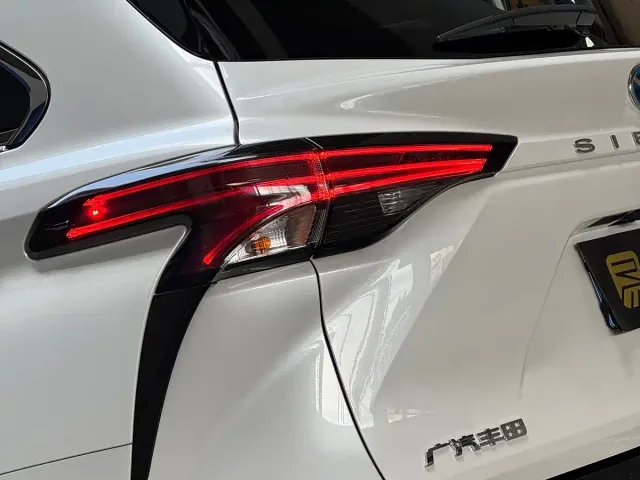 Toyota Sienna — Фото автомобиля 9