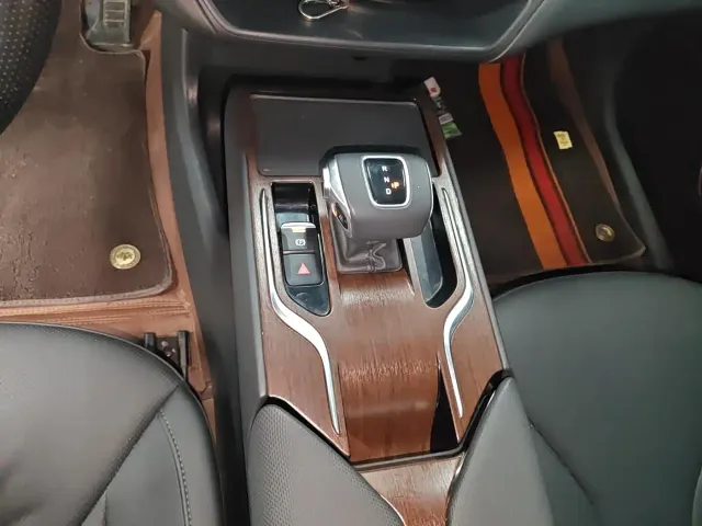 Hongqi E-QM5 — Фото автомобиля 7