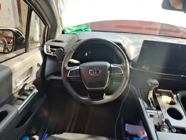 Toyota Sienna — Фото автомобиля 2