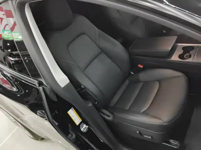 Tesla Model Y — Фото автомобиля 24