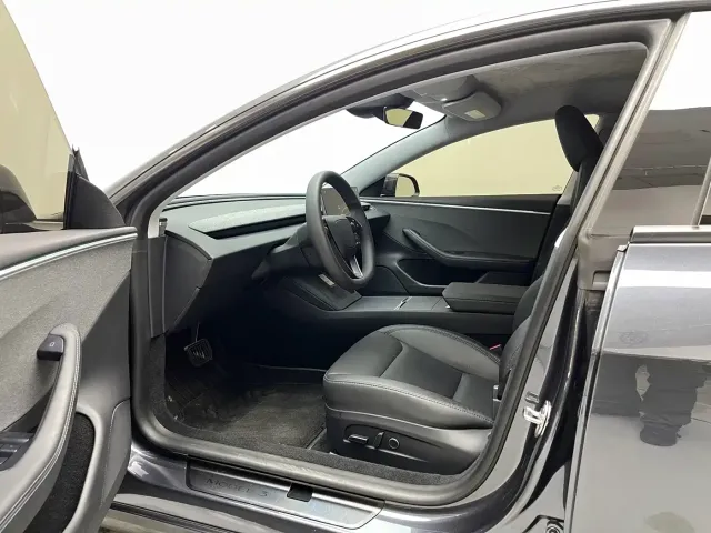 Tesla Model 3 — Фото автомобиля 5