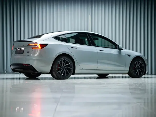 Tesla Model 3 — Фото автомобиля 9