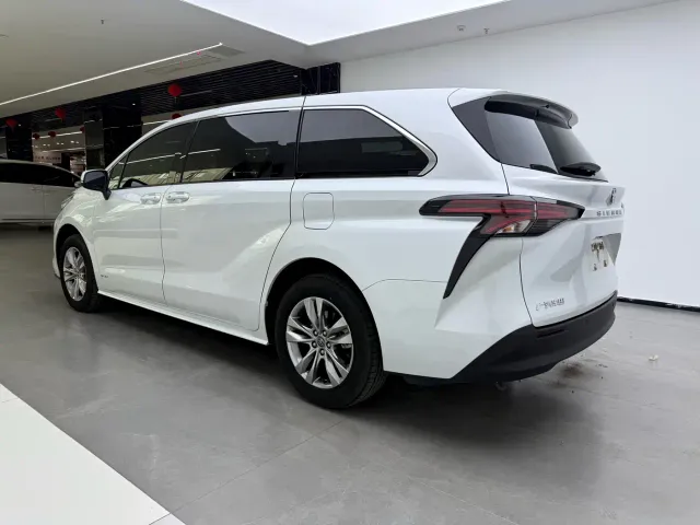 Toyota Sienna — Фото автомобиля 9
