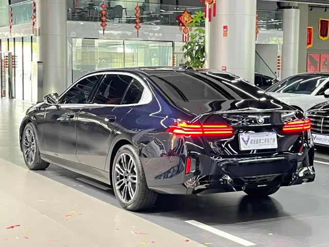BMW 5 Series — Фото автомобиля 7