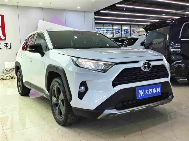 Toyota RAV4 — Фото автомобиля 3