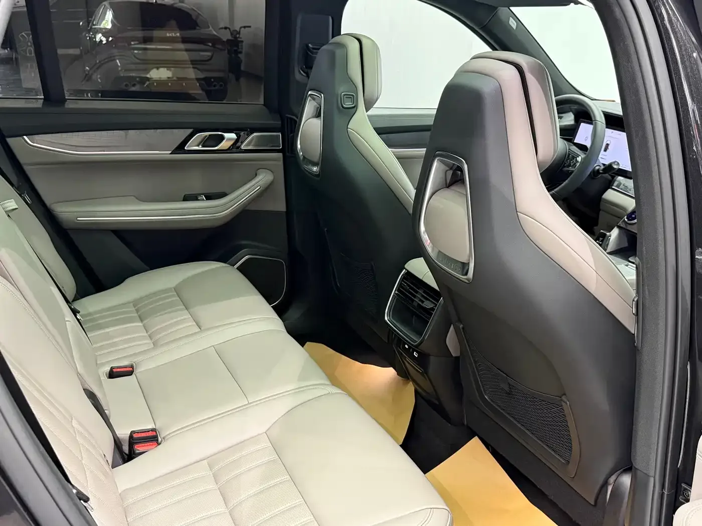 Lynk & Co Lynk & Co 09 EM-P 2023 2.0TD EM-P Voyage PM 7-Seater — Фото автомобиля 21