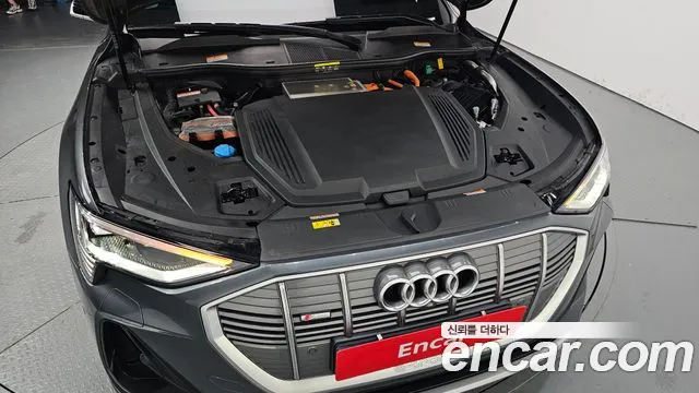 Audi e-tron — Фото автомобиля 6