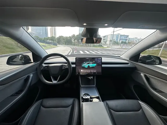 Tesla Model Y — Фото автомобиля 8