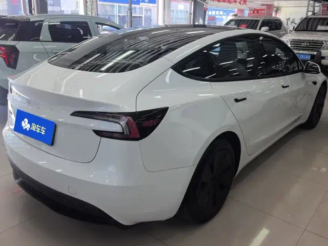 Tesla Model 3 — Фото автомобиля 3