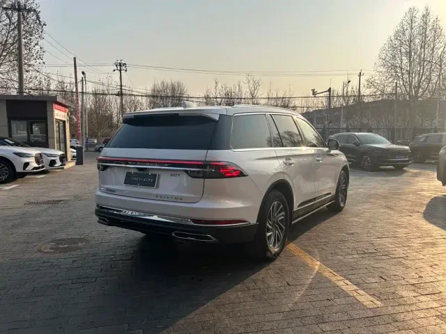 Lincoln Aviator — Фото автомобиля 4