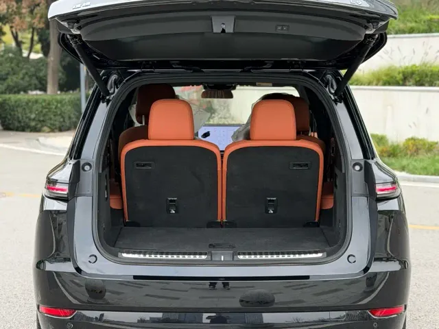 Li Auto L9 — Фото автомобиля 11