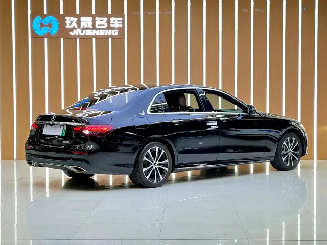 Mercedes-Benz E-Class — Фото автомобиля 22