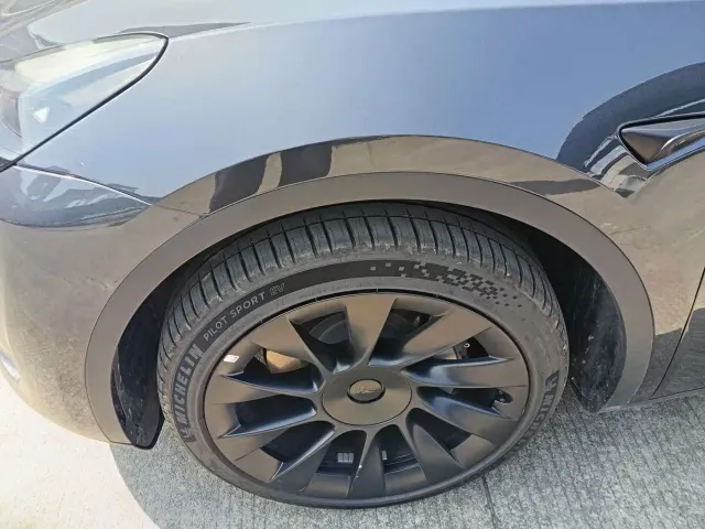 Tesla Model Y — Фото автомобиля 3