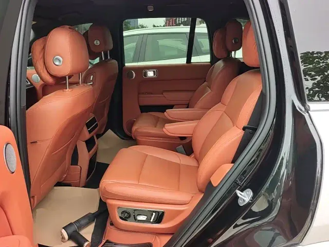 Li Auto L8 — Фото автомобиля 16